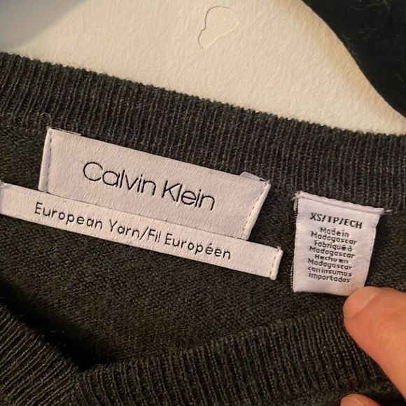 Calvin Klein European yarn knit sweater - Picture 2 of 3